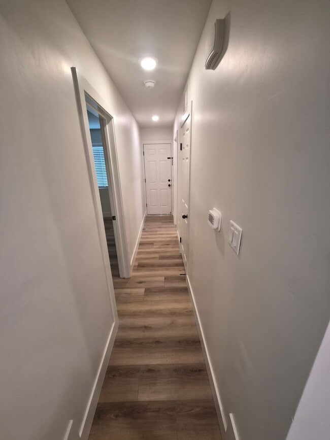 Building Photo - Beautifully Renovated 3 bedroom 2 Bath House