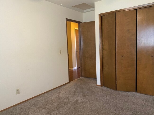 Building Photo - Nice well cared for home in desirable Edge...