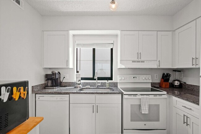 Building Photo - 1404 N Atlantic Ave