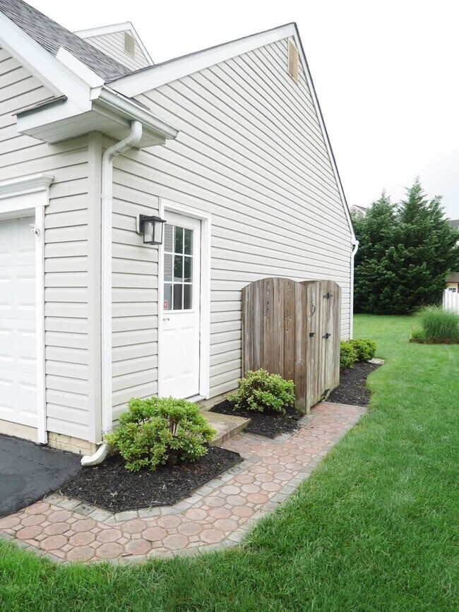 Building Photo - Spacious & Stylish 4-Bedroom Home with Fin...