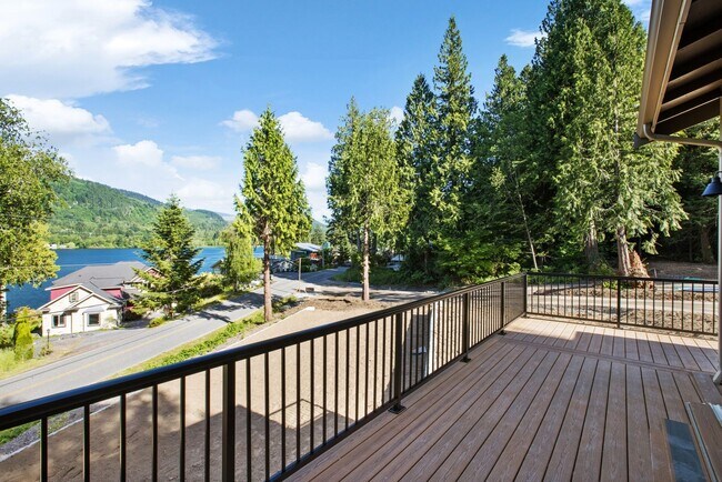 Building Photo - Beautiful 2 bedroom Home Over Looking Lake...