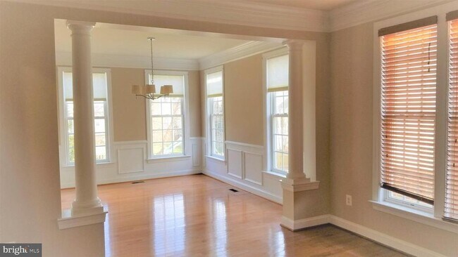 Building Photo - 43649 Riverpoint Dr