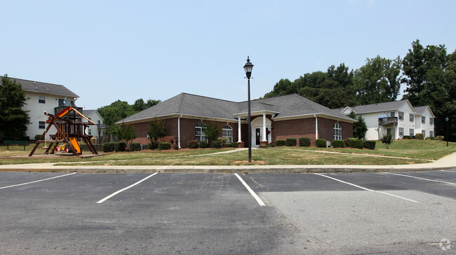 Primary Photo - Ivey Glen Apartment Community
