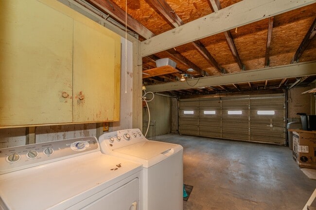 Building Photo - 495 Longmeadow Dr