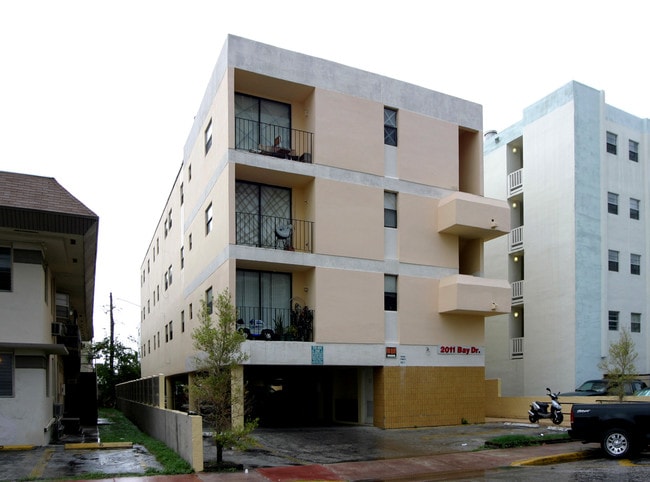 Building Photo - 2011 Bay Dr