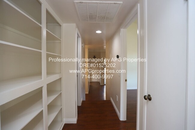 Building Photo - 2 Bed + 2 bath split level Condo with a 2 ...