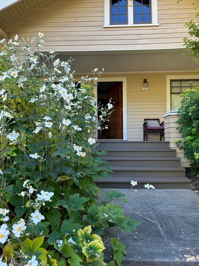 Building Photo - Beautiful Fully Furnished Home in Close-In...