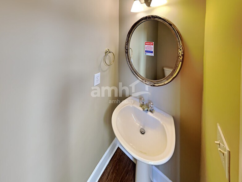 Building Photo - 5718 Chadwick Ln