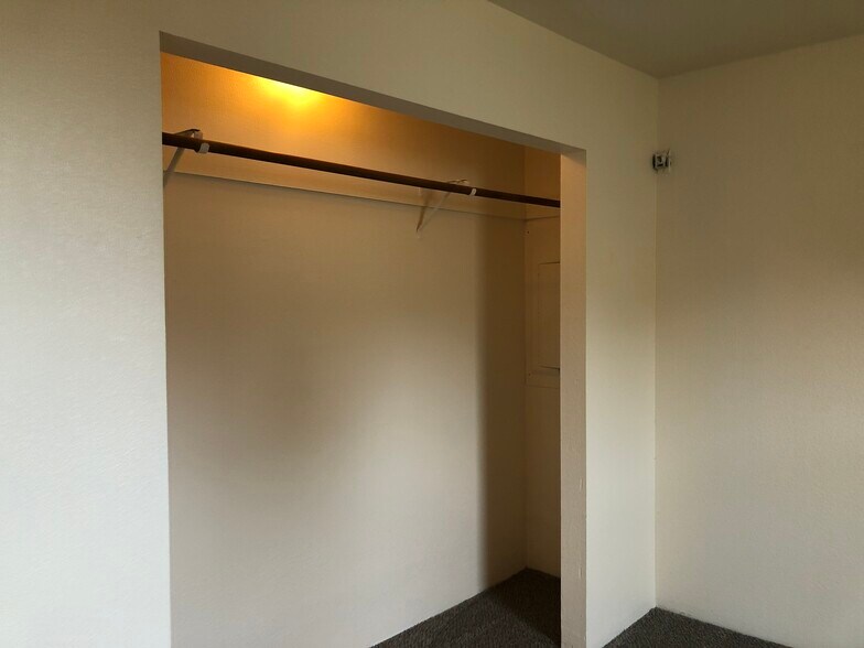 Building Photo - 605 Princeton Ave N