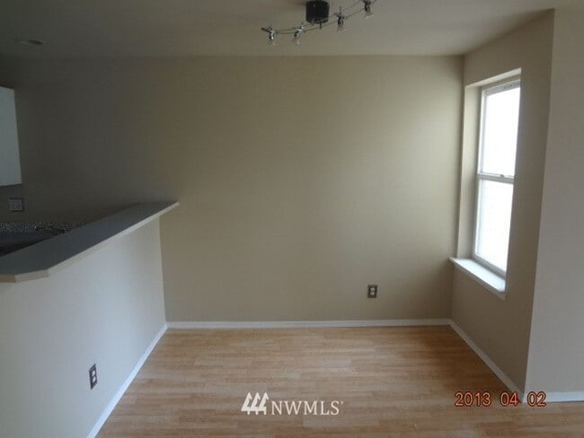 Building Photo - Spacious Condo in Renton