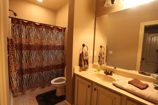 Building Photo - 3 Bed/3.5 Bath Runningvine Townhome Available in August!