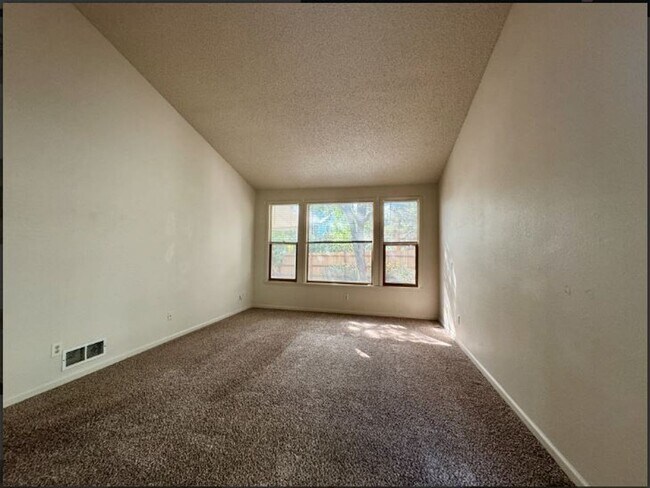 Building Photo - Available October 10th is this open layout 5 bedroom home in Green Mountain!