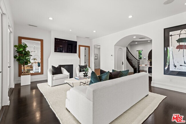 Building Photo - 9928 Toluca Lake Ave