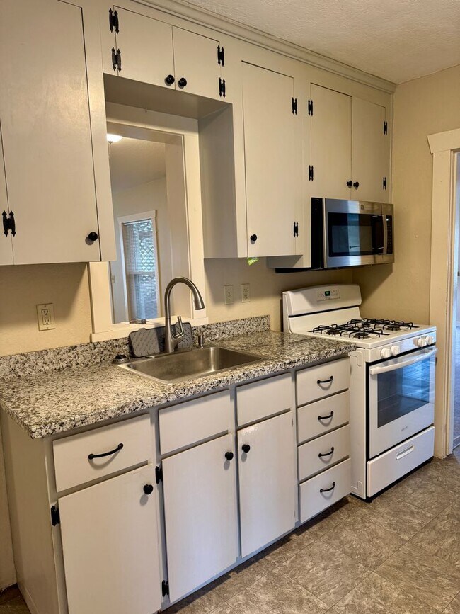 Building Photo - Rare opportunity to lease a versatile mixed-use property in the heart of Milwaukie!