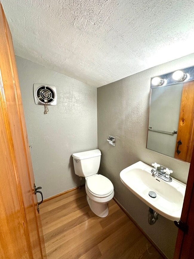 Building Photo - 4 Bed/1.5 Bath Home in Penn Hills - Off-St...