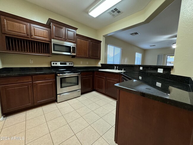 Building Photo - 2524 W Fawn Dr