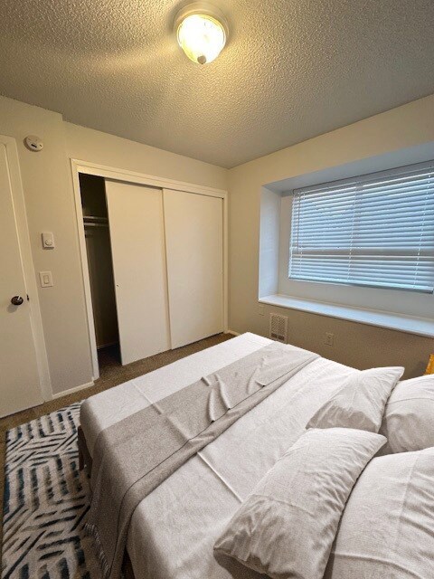Building Photo - Silver Sands