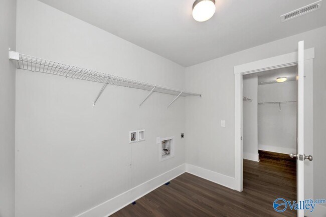 Building Photo - 100 River Springs Ct
