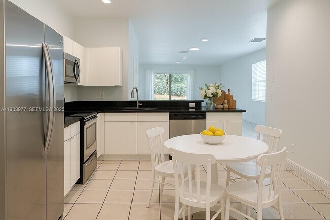 Building Photo - 3817 Tree Top Dr