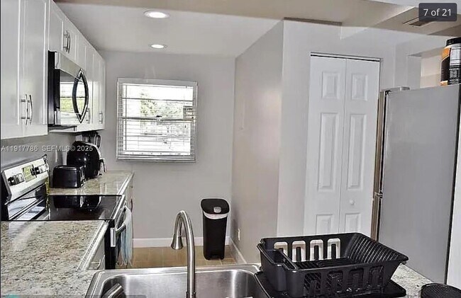 Building Photo - 9230 Lagoon Pl