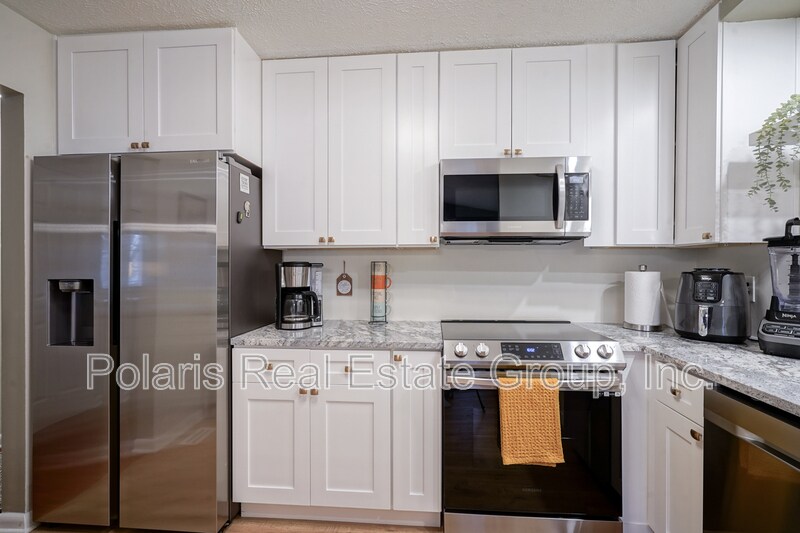 Building Photo - 2808 Lakeshire Ln