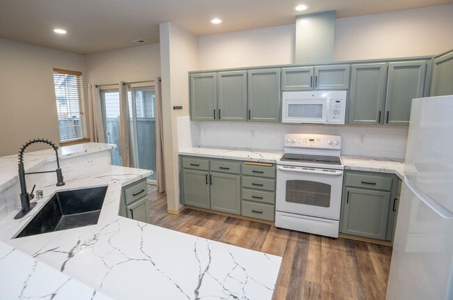 Building Photo - Modern 4 Bedroom, 2.5 Bath Home In Silver Creek w/AC