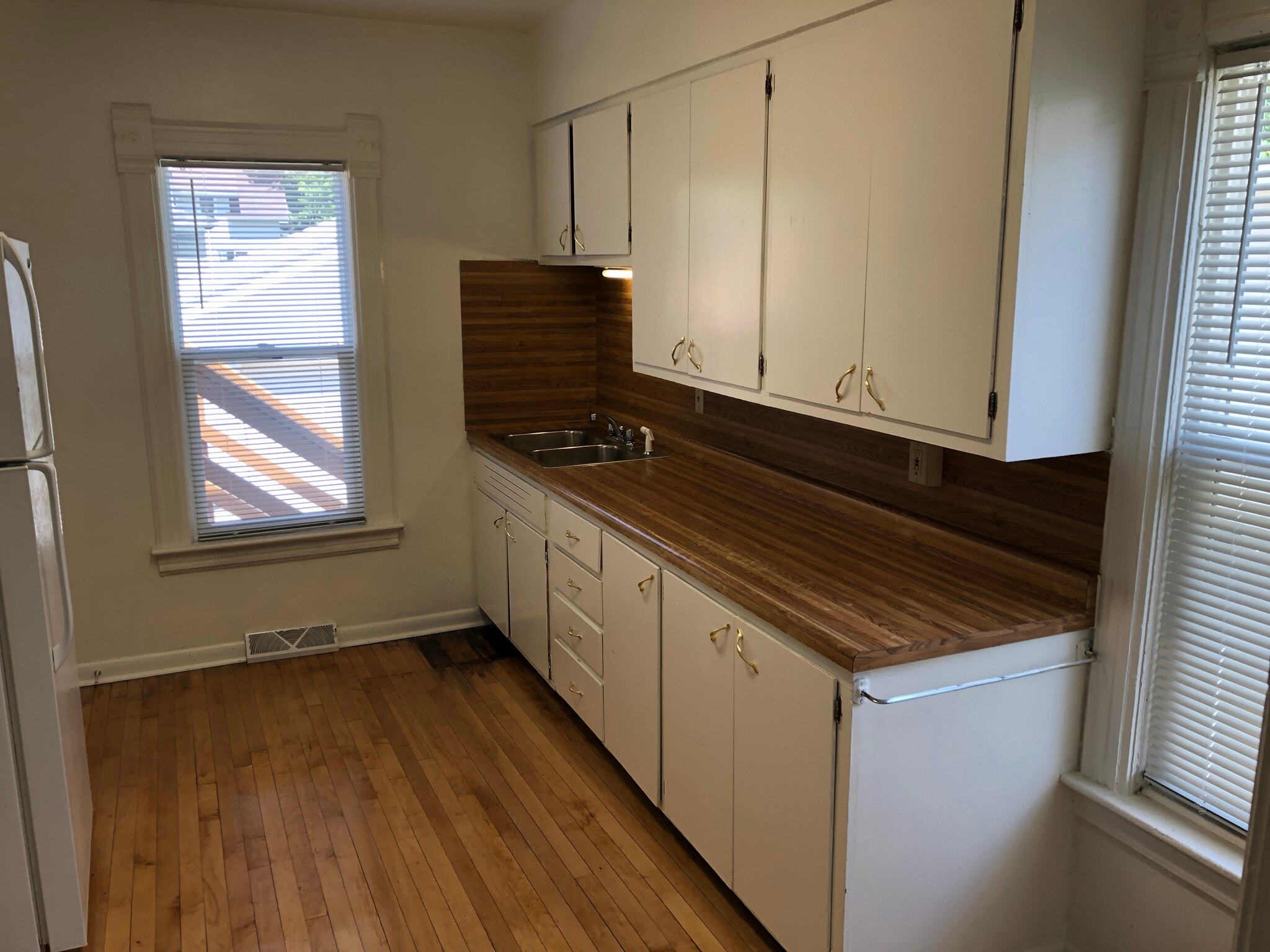 Kitchen - 24 W 12th Ave