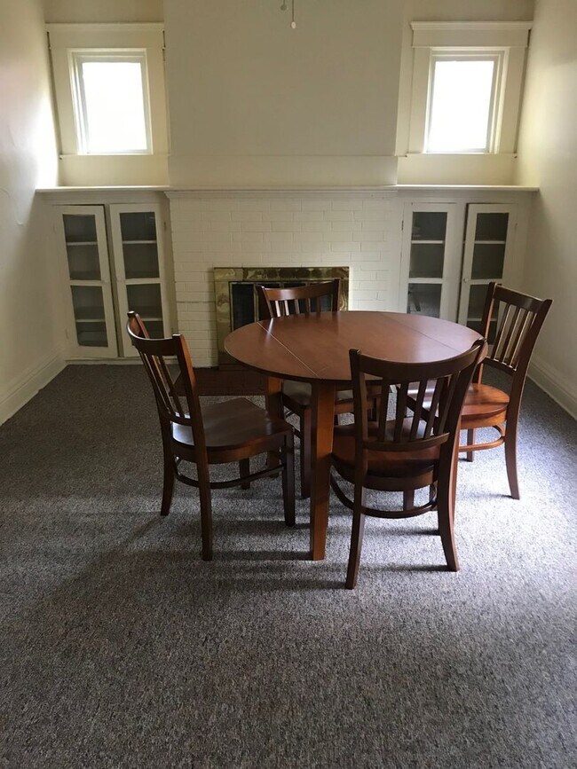 Building Photo - Spacious 5 bedroom house Centrally located to U of M Campus