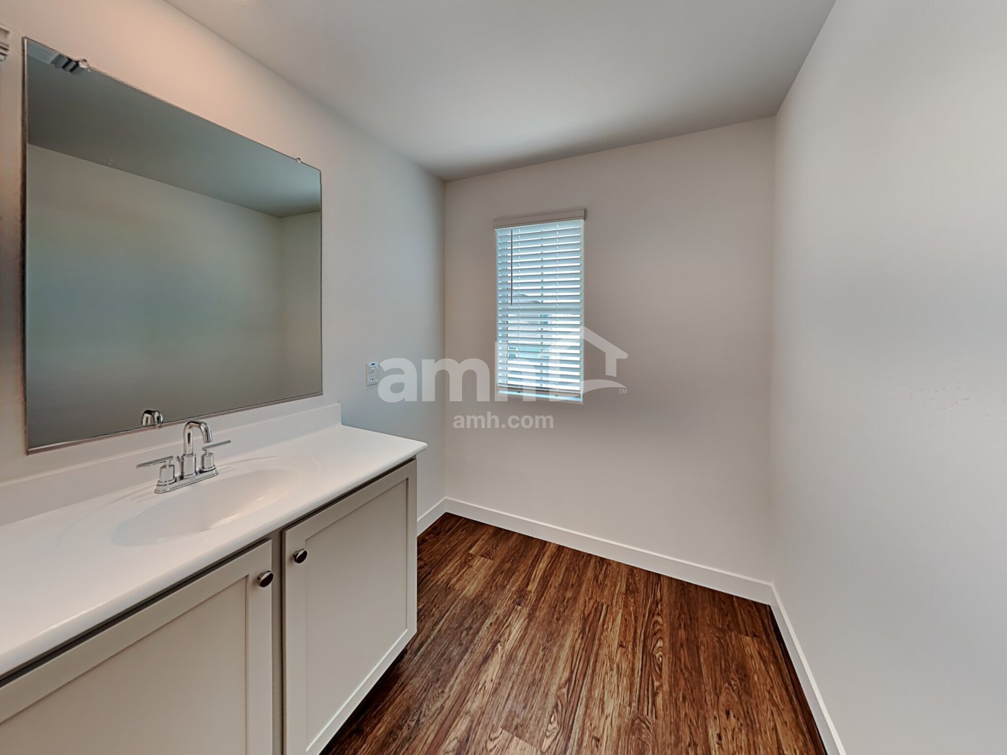 Building Photo - 814 S 150th Dr