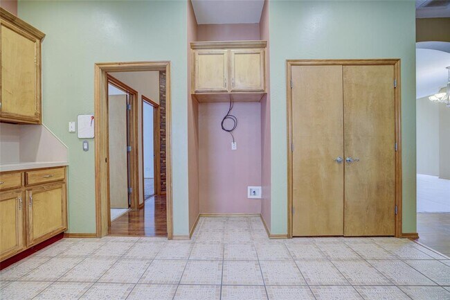 Building Photo - 913 Elm Creek Dr