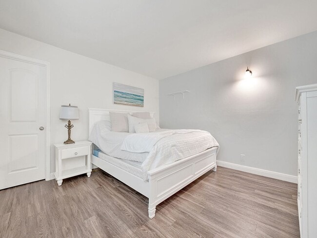 Building Photo - 7405 Seashore Dr