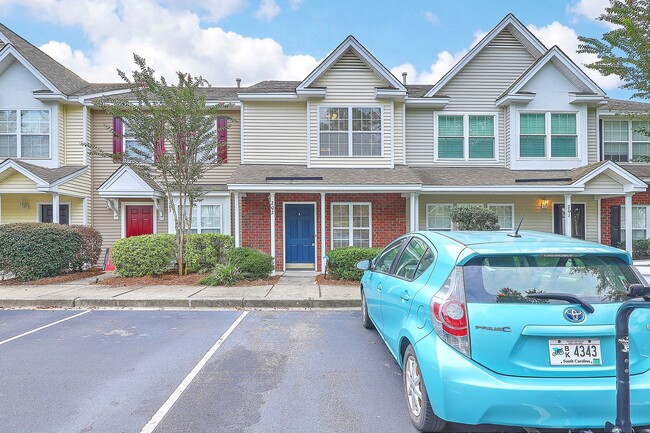 Building Photo - Move in Ready Townhouse in Summer Wood!