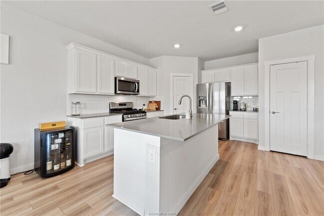 Building Photo - 1128 Amistad Lp