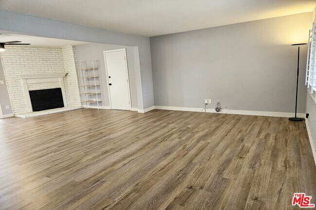 Building Photo - 22337 Cantara St