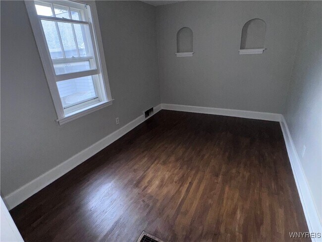 Building Photo - 34 Sunset St