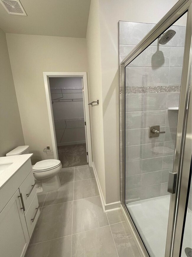 Bathroom with walking closet - 4728 Chastain Ave