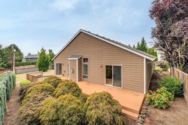 Building Photo - Move In Ready One Level Vaulted Ceiling Home Close to Pacific University!