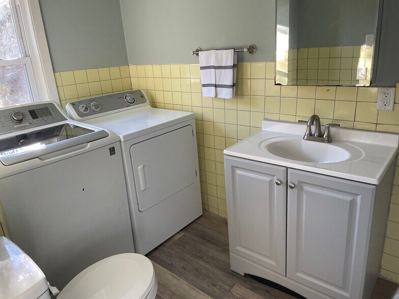 Building Photo - 83 Oak St