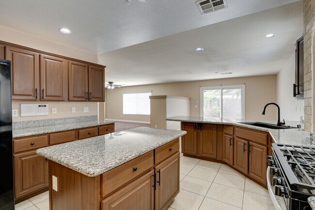 Building Photo - 4-Bedroom Home with Heated Pool & Spa