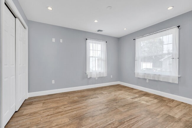 Building Photo - 35 Lipman Pl