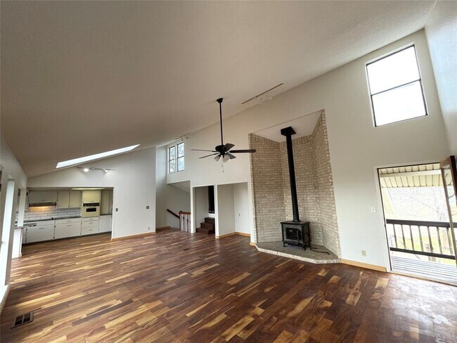 Building Photo - 210 Oak Springs Dr