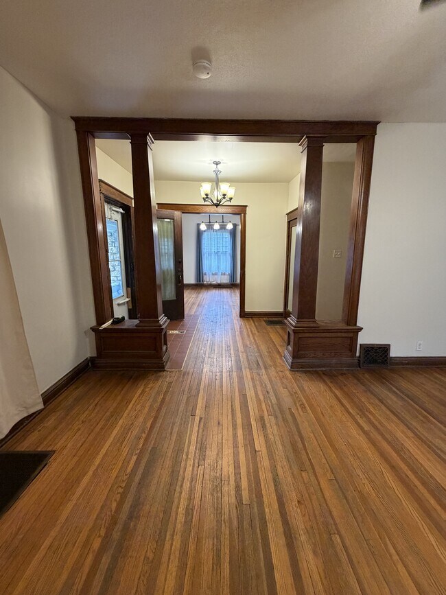 Building Photo - 800 E 41st St