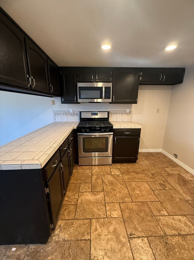 Building Photo - Thousand Oaks - Three Bedroom, 2.5 Bath