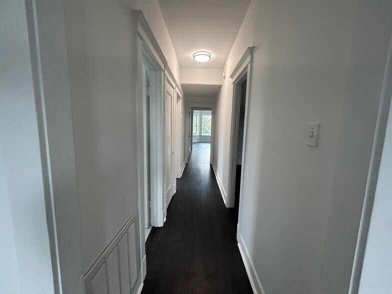 Building Photo - 704 W Garfield Blvd