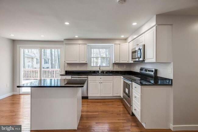 Building Photo - 9003 Fox Lair Dr