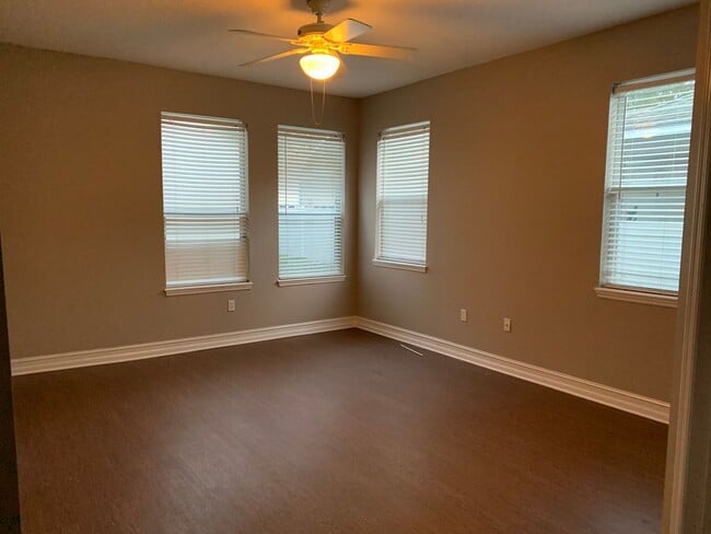 Building Photo - Charming 3/2 home w/ formal office/4th bedroom and fenced yard in Harmony