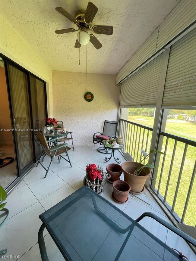 Building Photo - 3 br, 2 bath Condo - 5021 Oak Hill Ln Apt 126