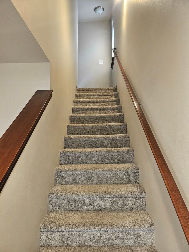 Building Photo - 3 Bedroom, 2.5 Bath House w/ fully fenced yard.