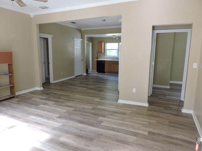 Building Photo - 620 SW Highland Ave