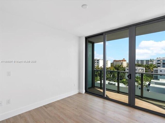 Building Photo - 9901 W Bay Harbor Dr